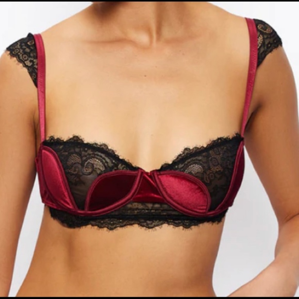 Georgine Velvet And Lace Underwire Bra - Fredericks of Hollywood
